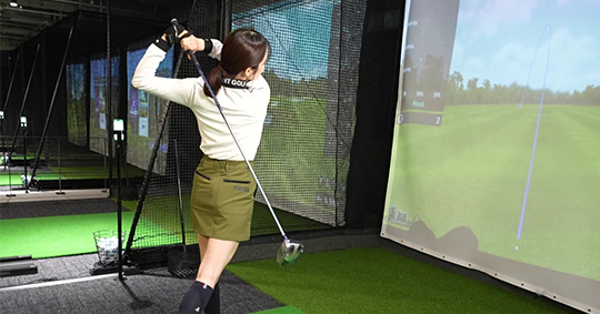 シミュレーターでショットを練習する様子