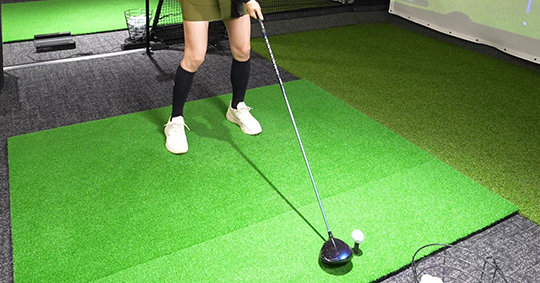 ティーショットやアプローチを練習する様子