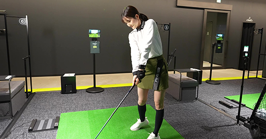 シミュレーターのコースモードで練習する様子